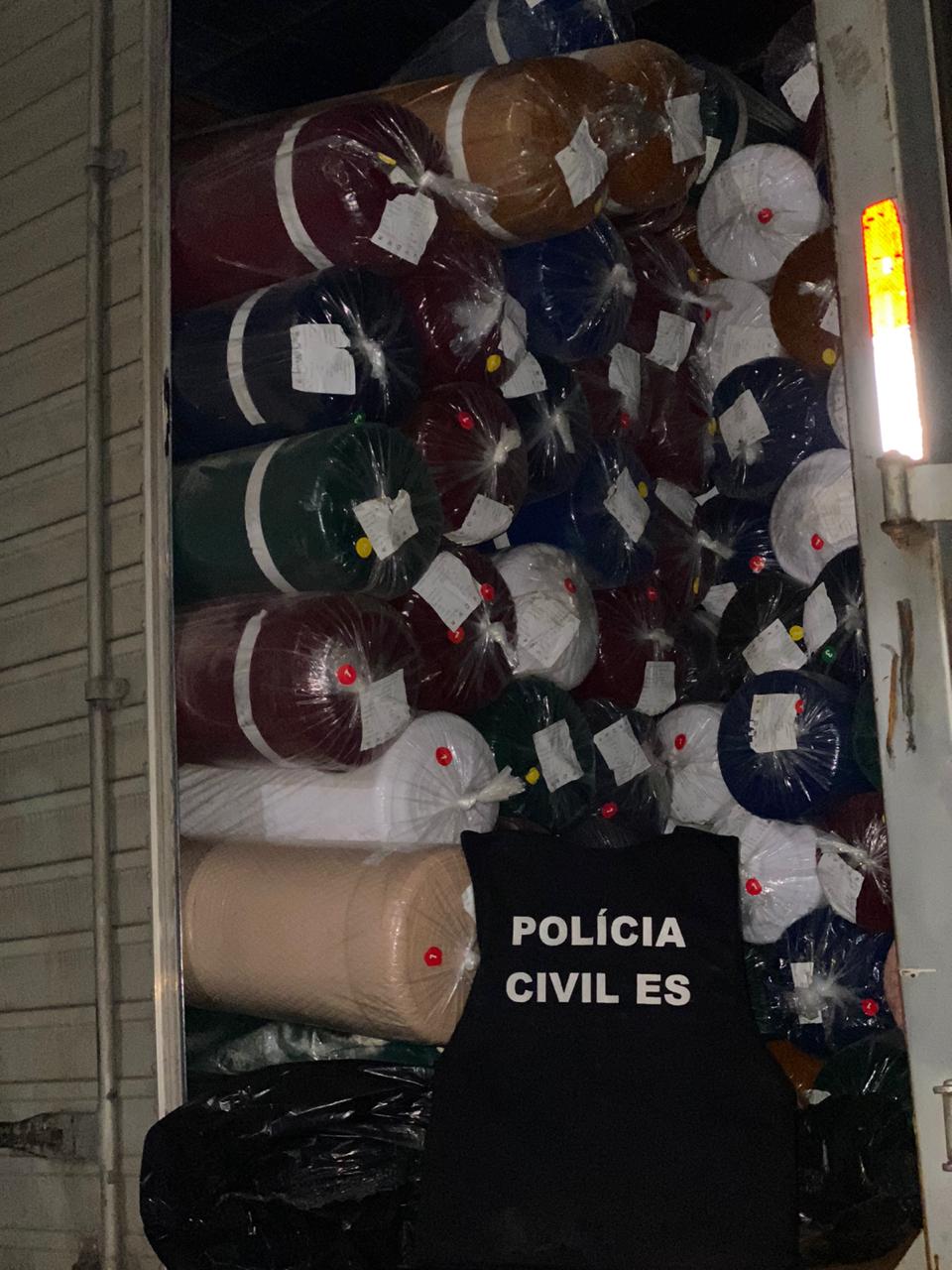 Pces Pol Cia Civil Recupera Carga De Tecido Avaliada Em R Mil